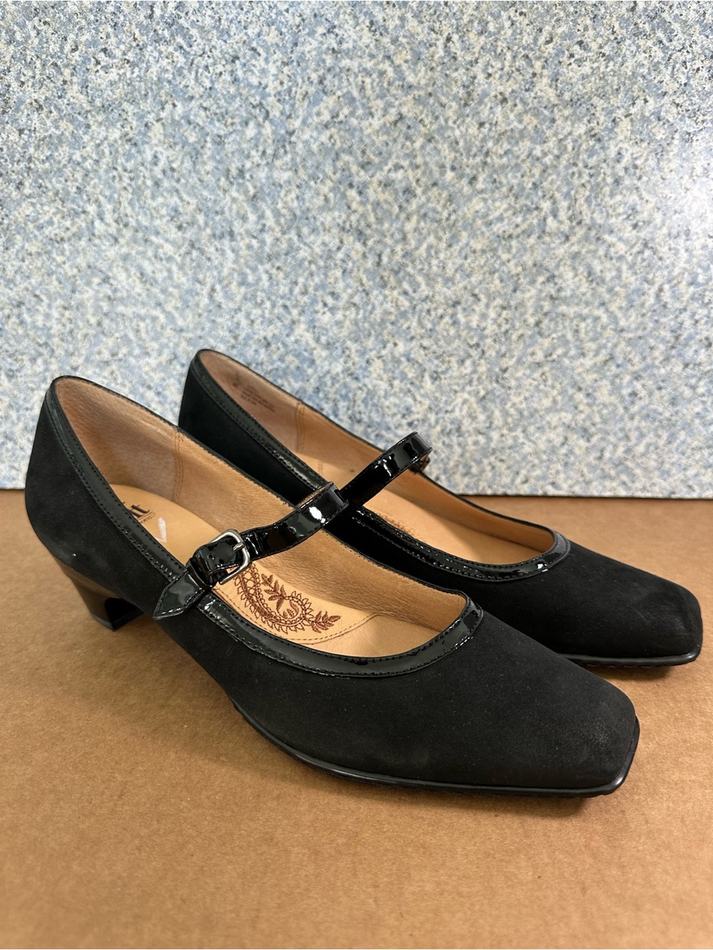 Sofft Black Suede Patent Trim Mary Jane Pumps Sz 9 NWOT